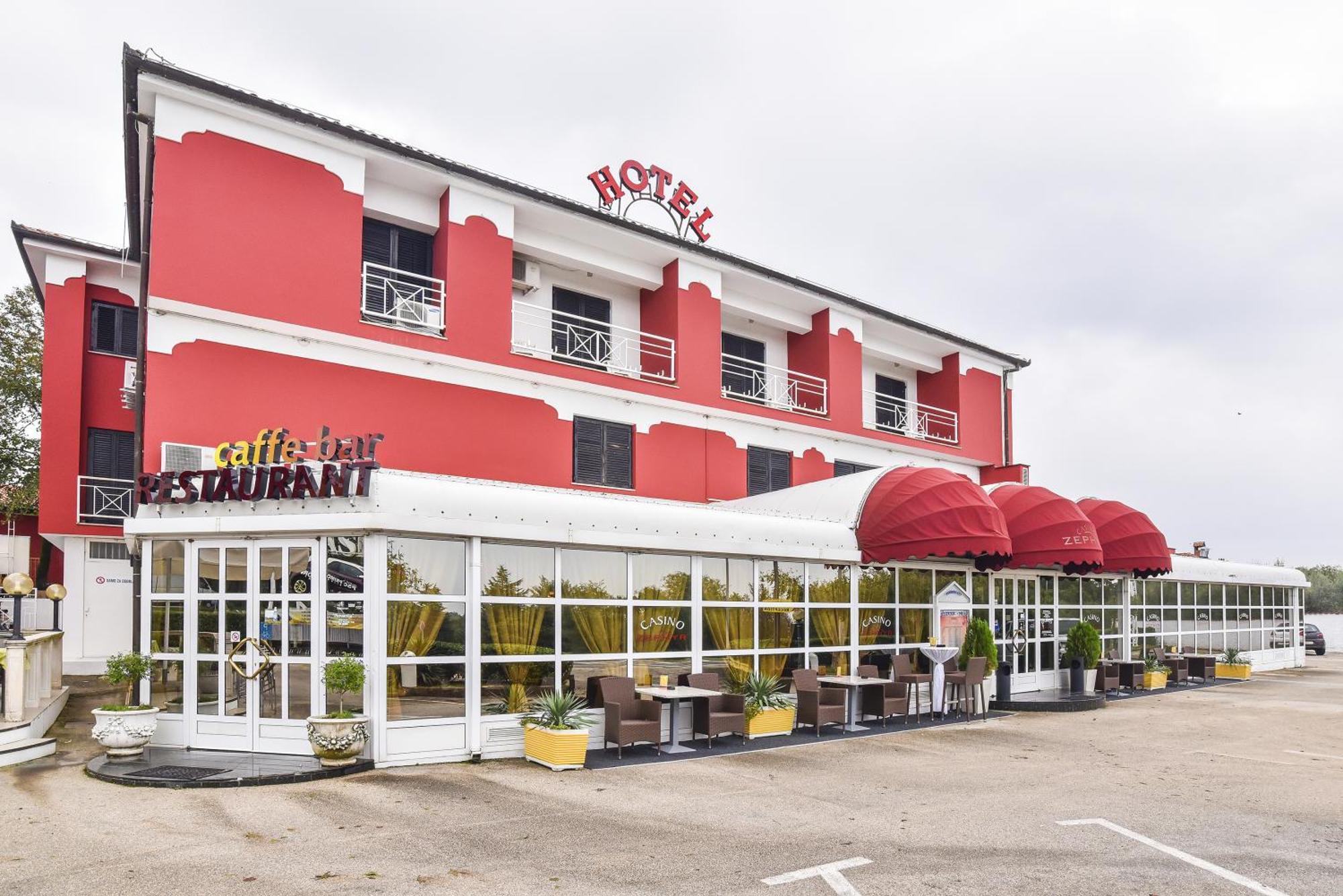 Hotel Zephyr - Plovanija Buje Exteriör bild