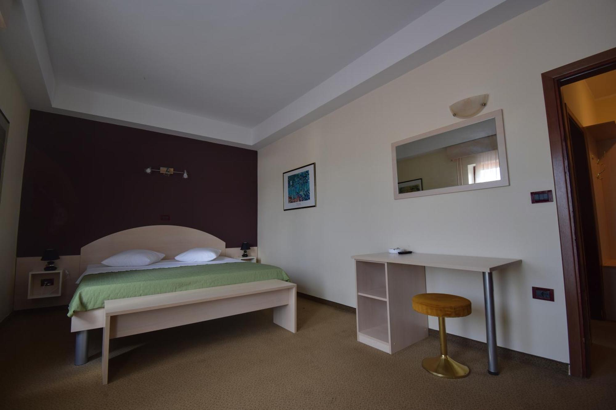 Hotel Zephyr - Plovanija Buje Exteriör bild